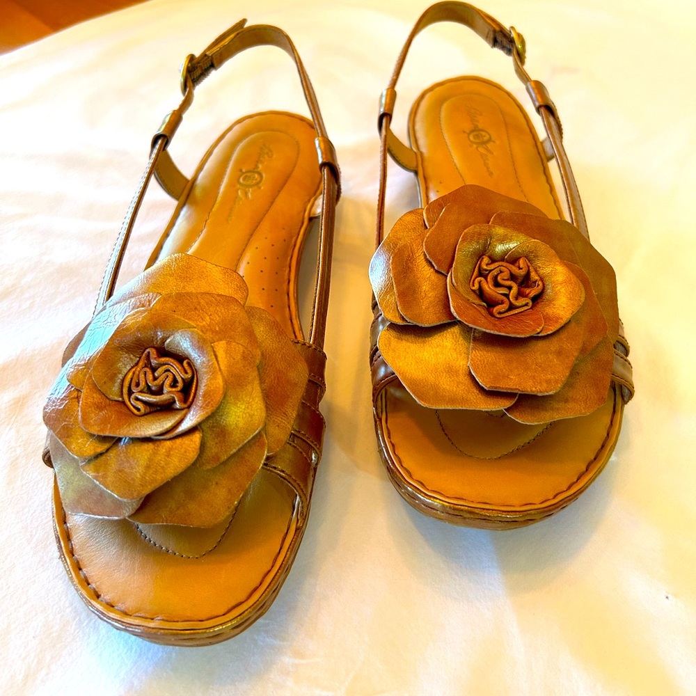 Born sandal women’s size USA 11/Euro 43. Gold on tan. Never worn.